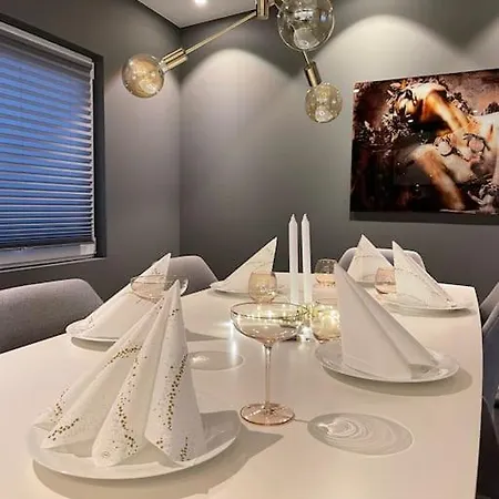 2 Floors, 3 Bedrooms Townhouse.