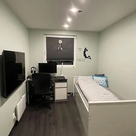 2 Floors, 3 Bedrooms Townhouse.