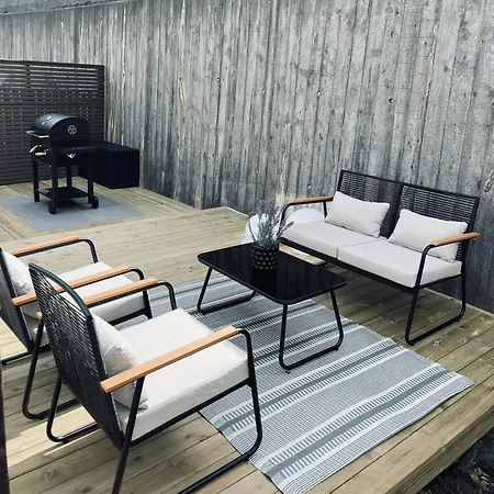 2 Floors, 3 Bedrooms Townhouse.